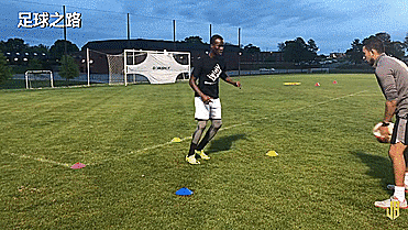 三种提高触球球感、快速脚步、带球和射门的训