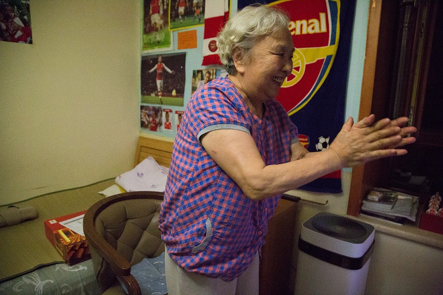 图片故事:枪迷刘奶奶观看足总杯,阿森纳夺冠喜