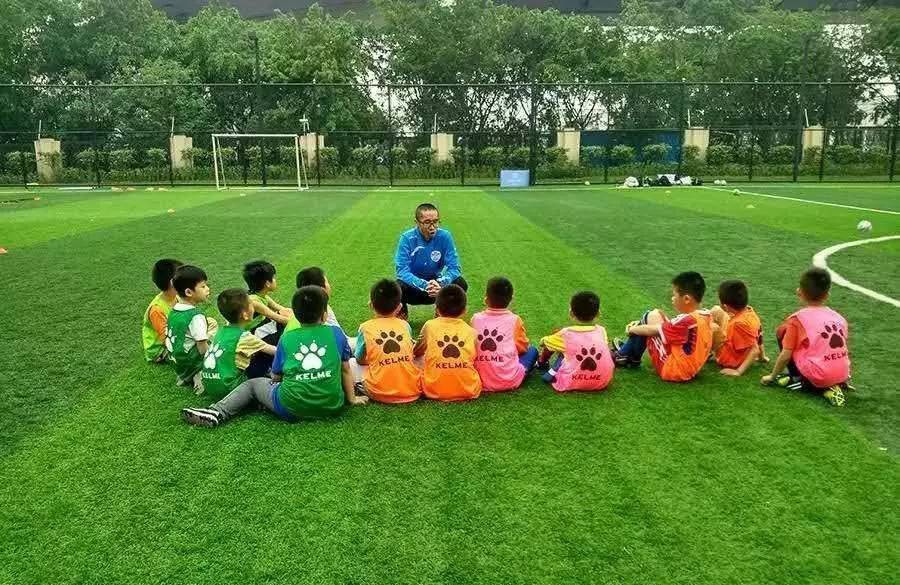 足球技巧:韩国小孩足球技巧训练_青少年守门员训练_在学校足球青少年训练收费