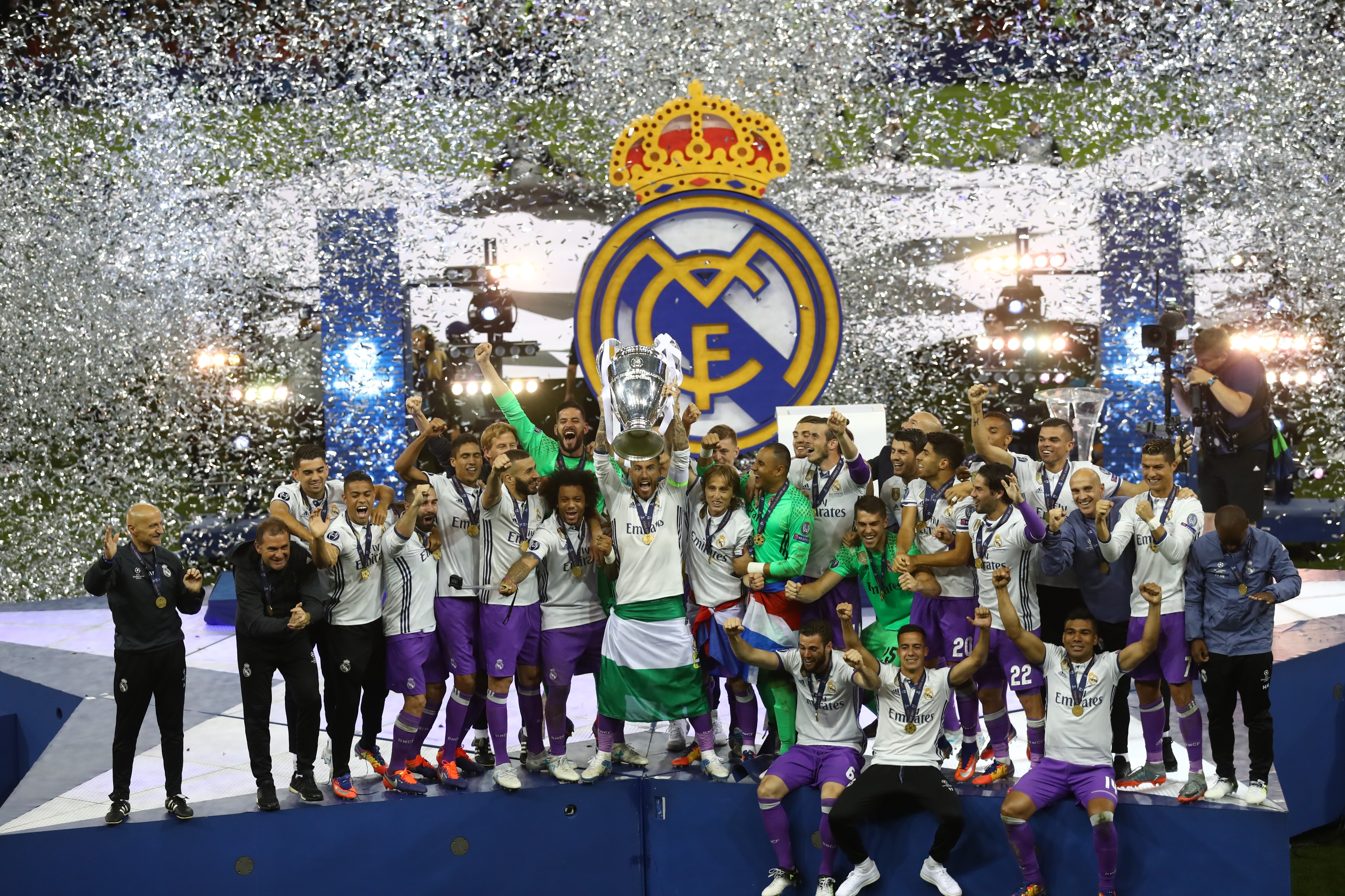 皇马欧冠卫冕,C罗卫冕金球奖,超越梅西,送给高