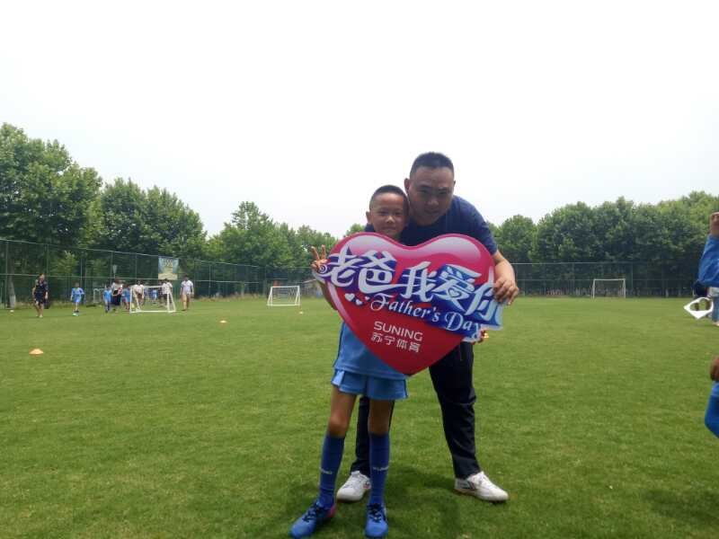 江苏苏宁足球俱乐部举办父子足球对抗赛,尽显