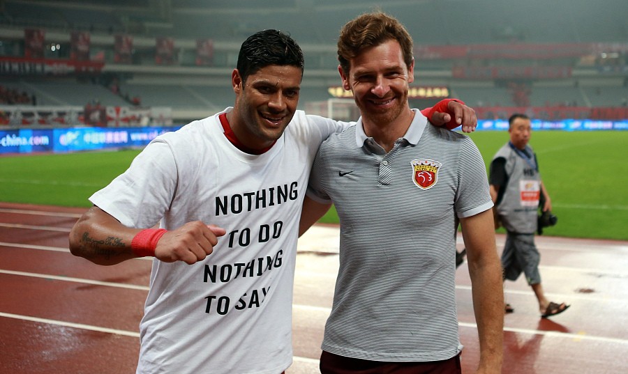 图集:赛后谢场,上港球员穿印标语衣服力挺奥斯