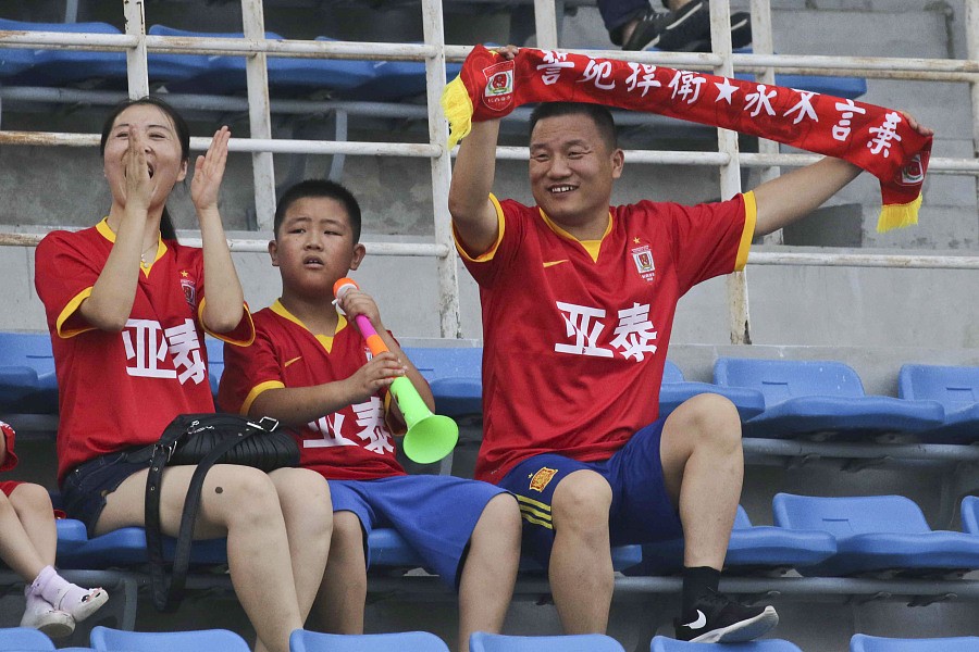 图集:亚泰大战国安,双方球迷热情助威 - 专业权