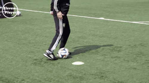 使用左脚内侧将球传回给起始点的队友.