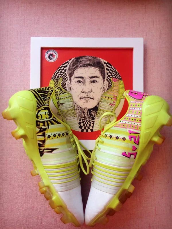 图集:孙世林展示两双珍藏涂鸦球鞋,爱妻名字清
