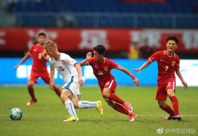 比赛图集:U16国足1-4负于捷克U16,金忆杭头球