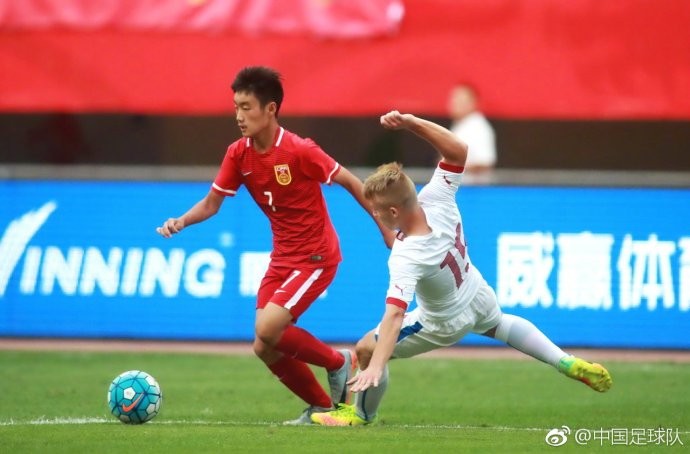比赛图集:U16国足1-4负于捷克U16,金忆杭头球