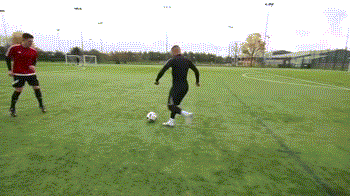 内侧运球是足球运动员在跑动中有目的地用脚背内侧连续推拨球的动作