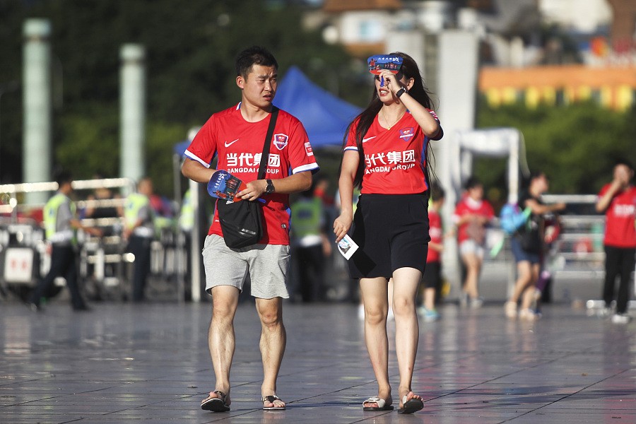 图集:不惧高温,重庆球迷来到球场为球队助威 -