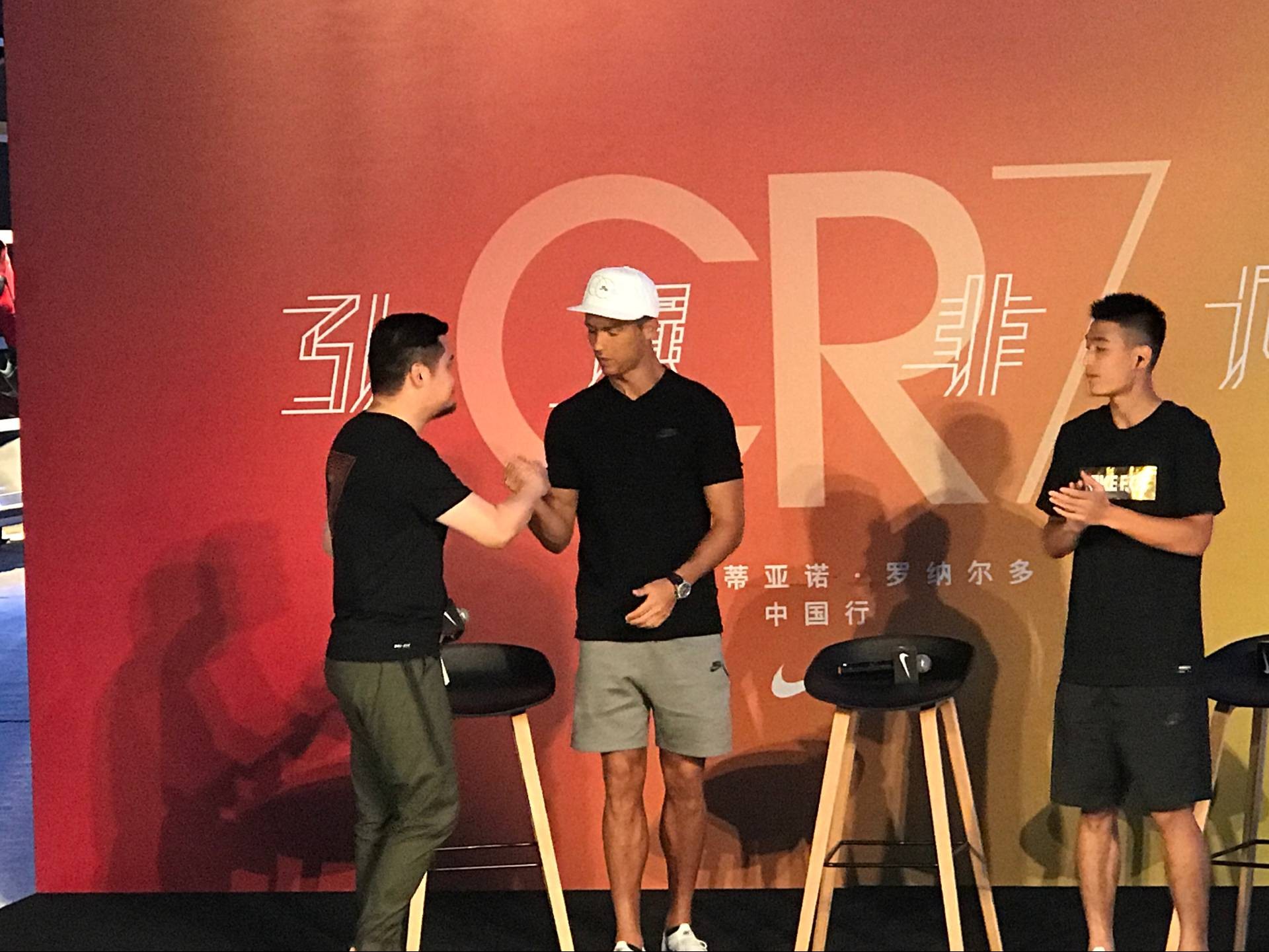 图集:C罗在北京出席活动,与武磊见面交换球衣