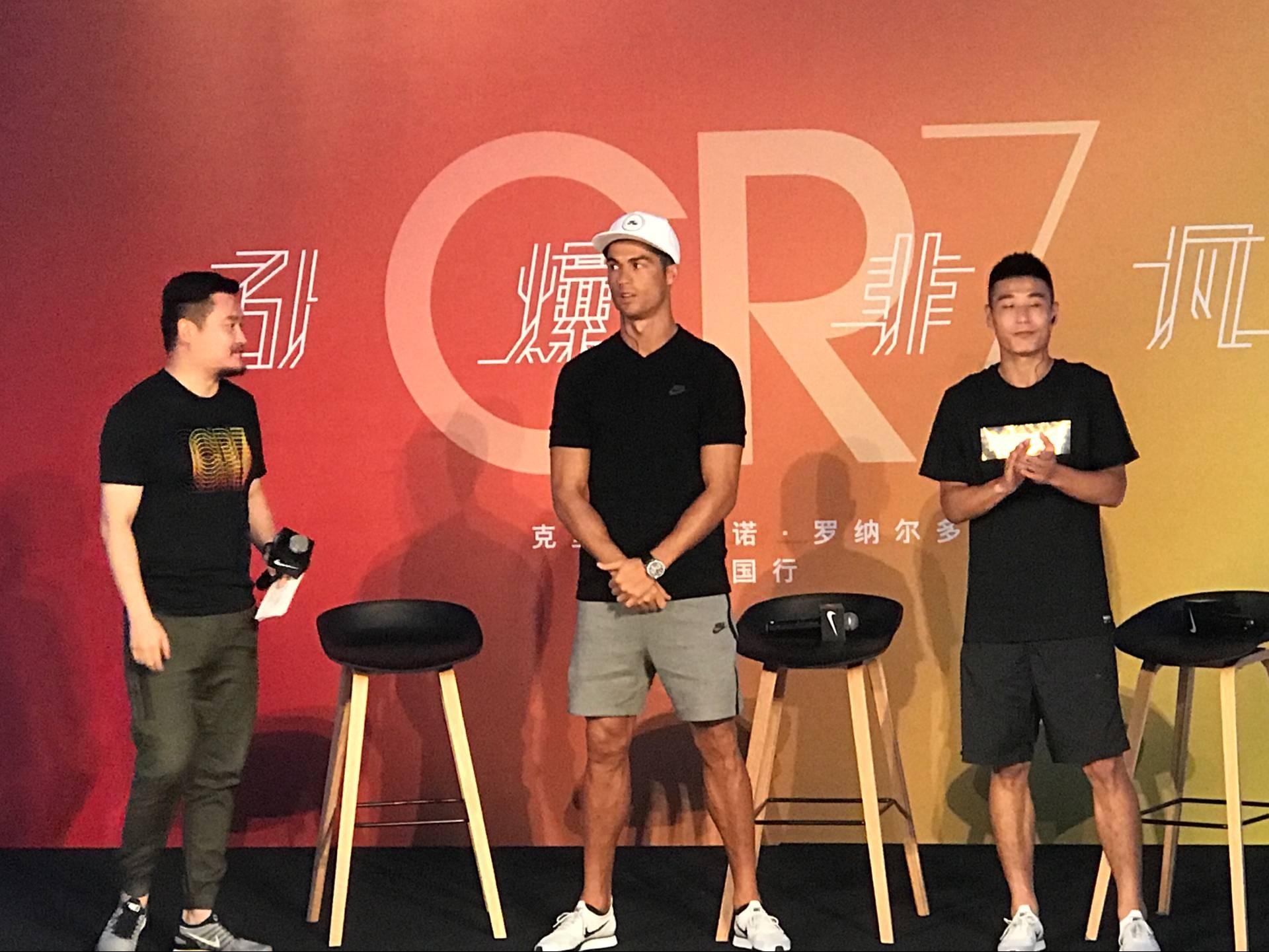 图集:C罗在北京出席活动,与武磊见面交换球衣