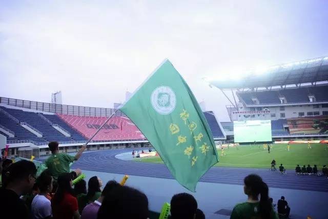 一个中学生足球比赛竟请来C罗颁奖