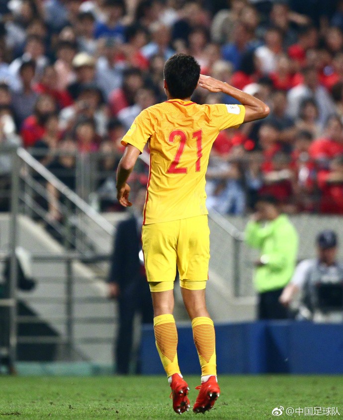 八一建军节向军人致敬 中国足球队官微送祝福