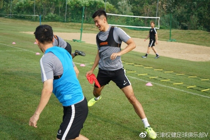 图集:权健紧张备战中超,张鹭飞扑显身手 - 天津