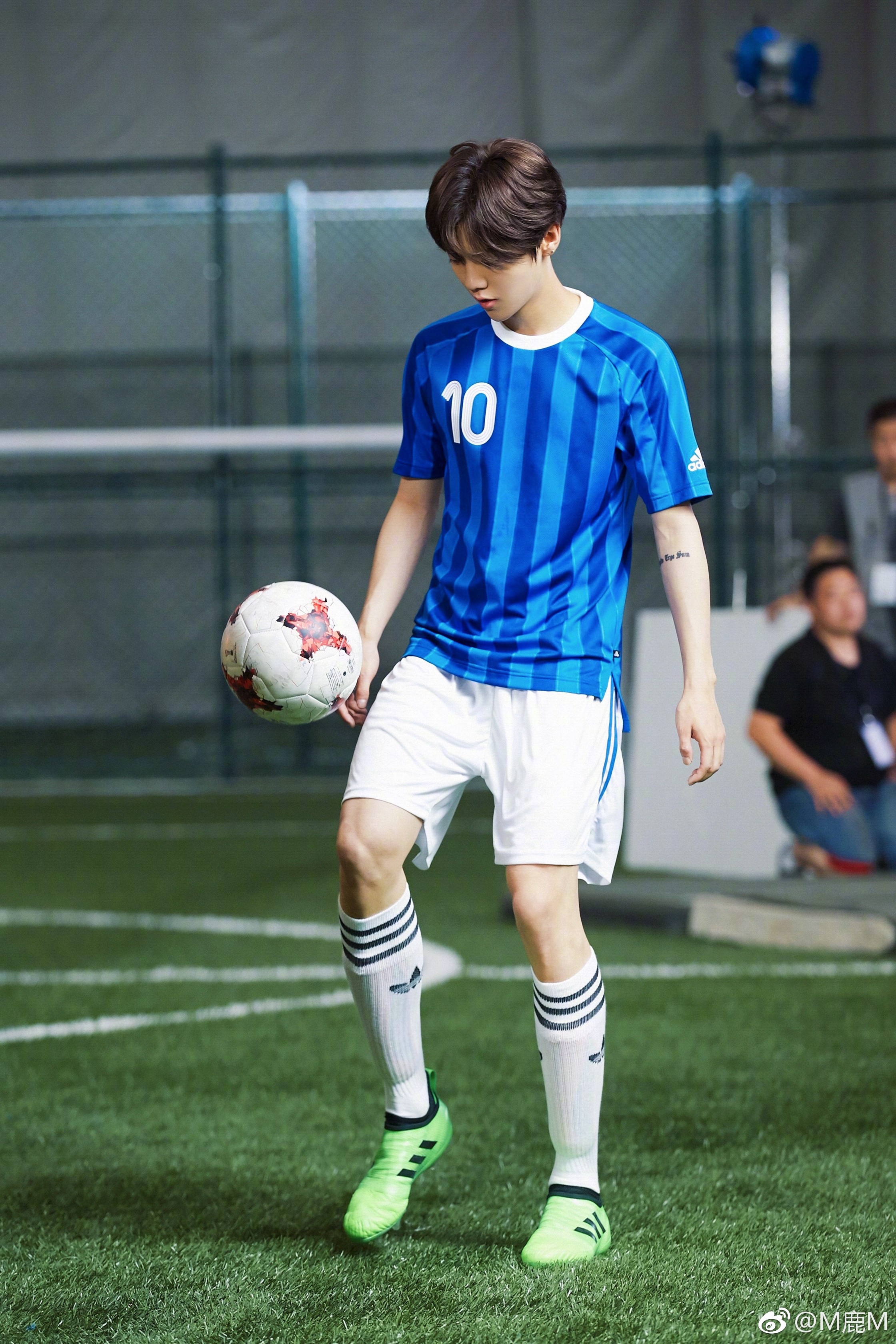 鹿晗穿什么足球鞋?大有来头 - 懂球帝