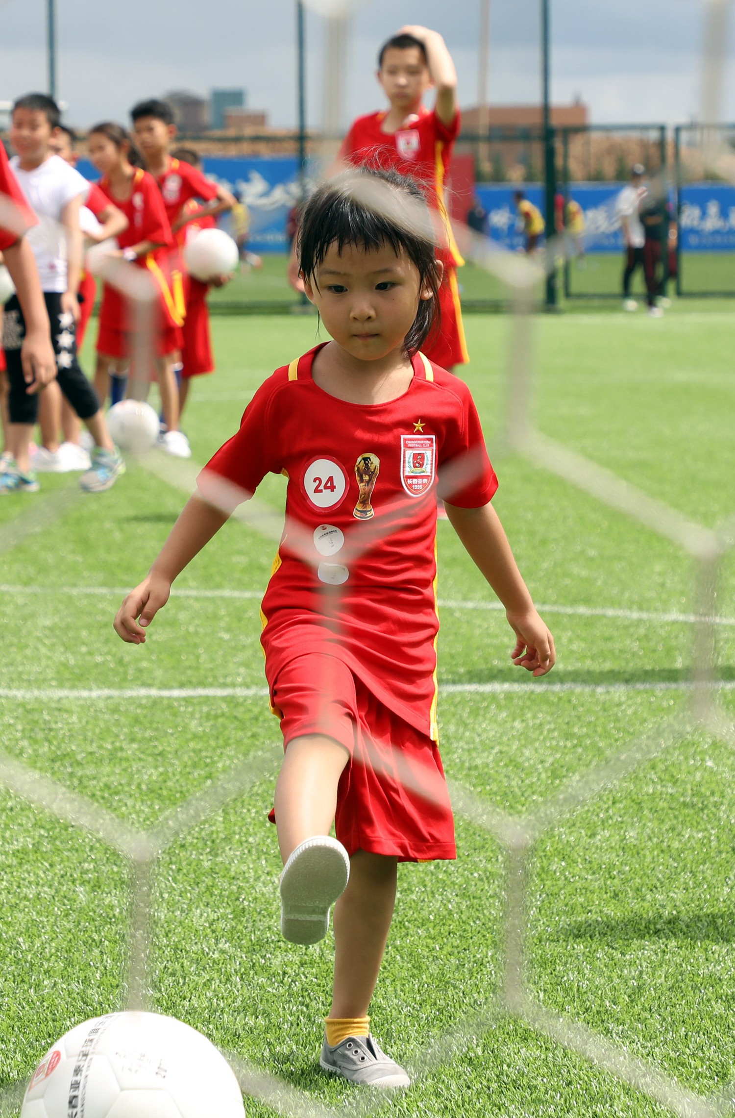 亚泰地产组织亲子团探营净月基地,感受足球快