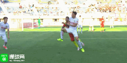 肘击马里尼奥,赵旭日被红牌罚下