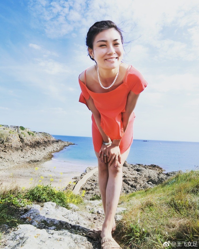 本已逐渐远离球迷视线的王飞在近期再度引起了外界关注,本月中旬,法国女足第二级别联赛的南锡队宣布签下王飞,这也让王飞再度获得了留洋机会。而在近期,王飞也晒出了自己在法国的照片,让关心她的球迷们了解到了她最新的生活状态。