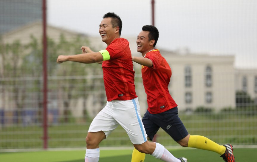 黄健翔董路进球啦,PP体育解说天团球技也挺6