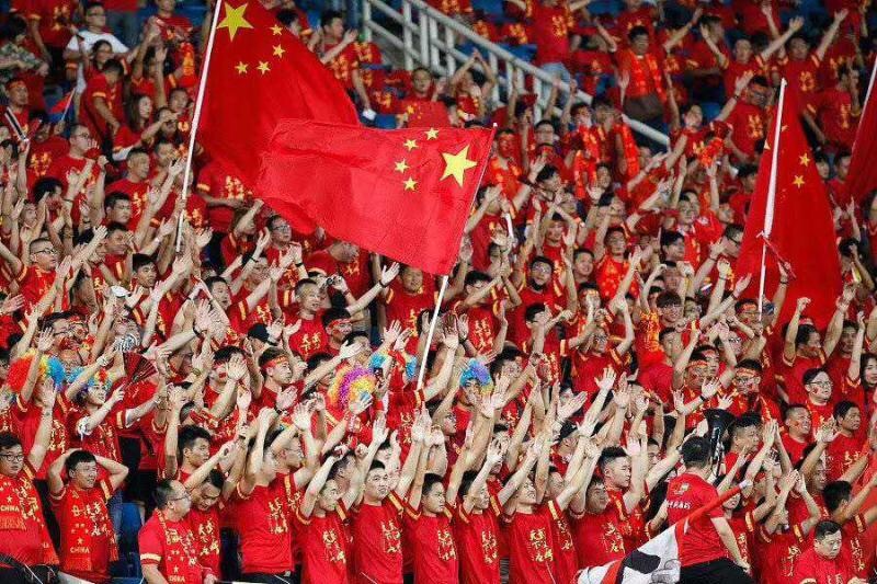 最后,我们想对今天到场的五万多名球迷、屏幕前为国足呐喊鼓劲以及一直以来关注足球的球迷朋友说一声感谢!足球有情,情系球迷,球迷永远是中国足球的力量之源。我们的主场永远有山呼海啸的助威呐喊,我们的队伍永远不是单兵作战,我们的成绩永远牵动着亿万球迷的内心。今夜的胜利属于你们,可爱的中国球迷!