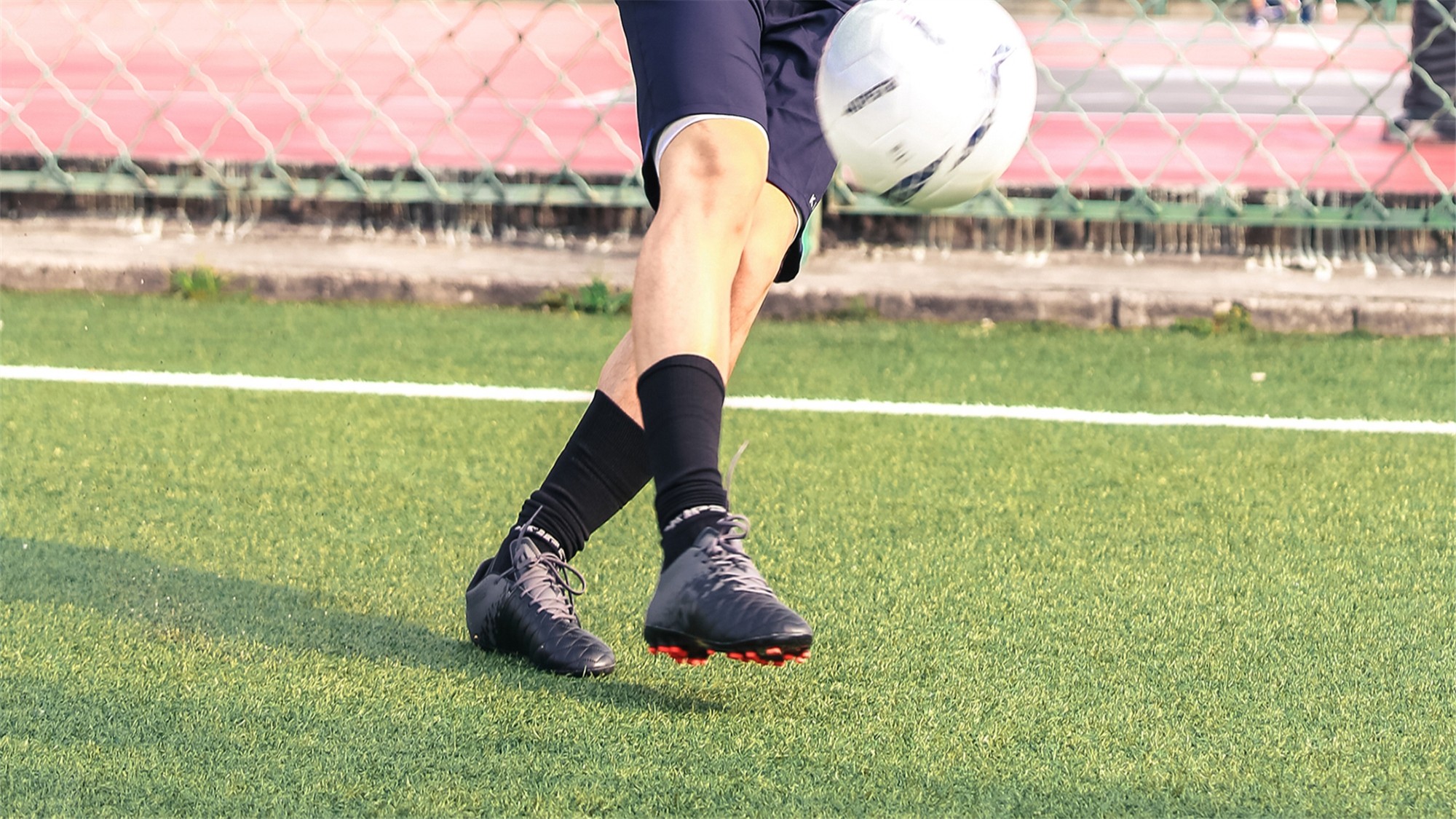 灵巧或传控?KIPSTA Agility900 AG评测 - 懂球