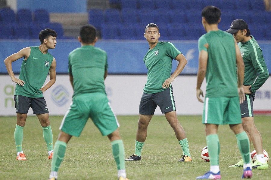 图集:浙江U20赛前热身,张玉宁进行 广播操 运动