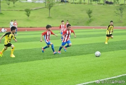 九江办少年足球赛,参赛者均为留守儿童