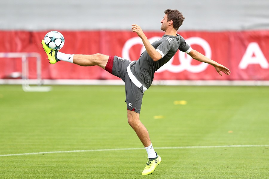 图集:拜仁备战欧冠,J罗、莱万训练场上含情脉脉