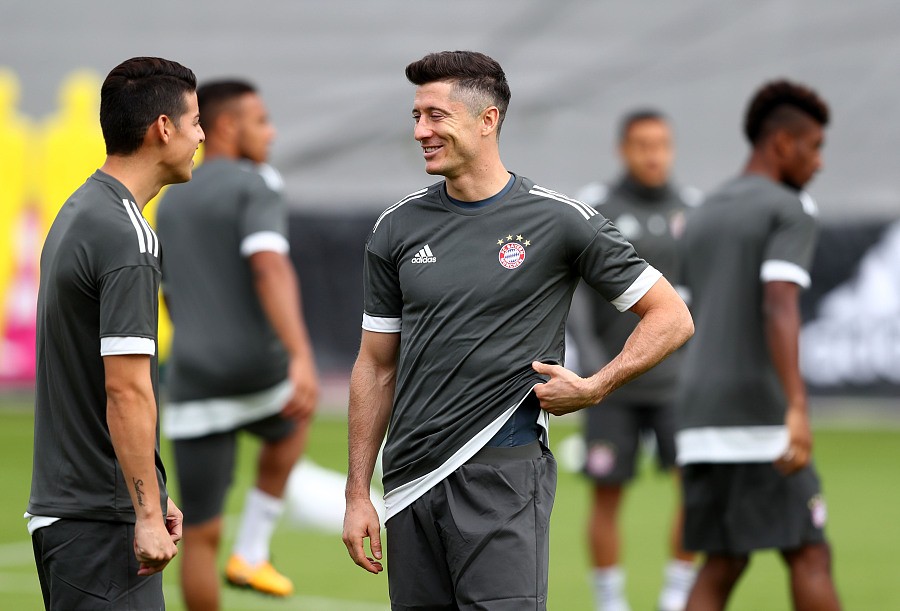 图集:拜仁备战欧冠,J罗、莱万训练场上含情脉脉