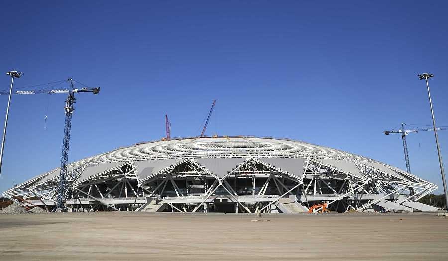 图集:俄罗斯世界杯萨马拉球场在建,工人们忙里