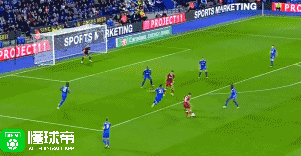 第22分钟,亨德森将球分到左路,罗伯逊送出传中,索兰克门前抢点铲射,球