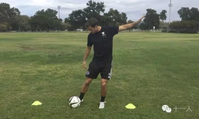 足球基础:如何踢好长传球?(开大脚)