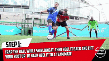 但最后并不使用脚后跟将球向后传,而是用脚底将球踩