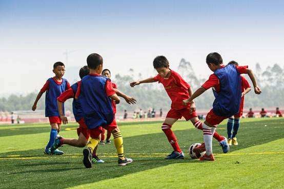青少年足球热身游戏,充分调动孩子的积极性!