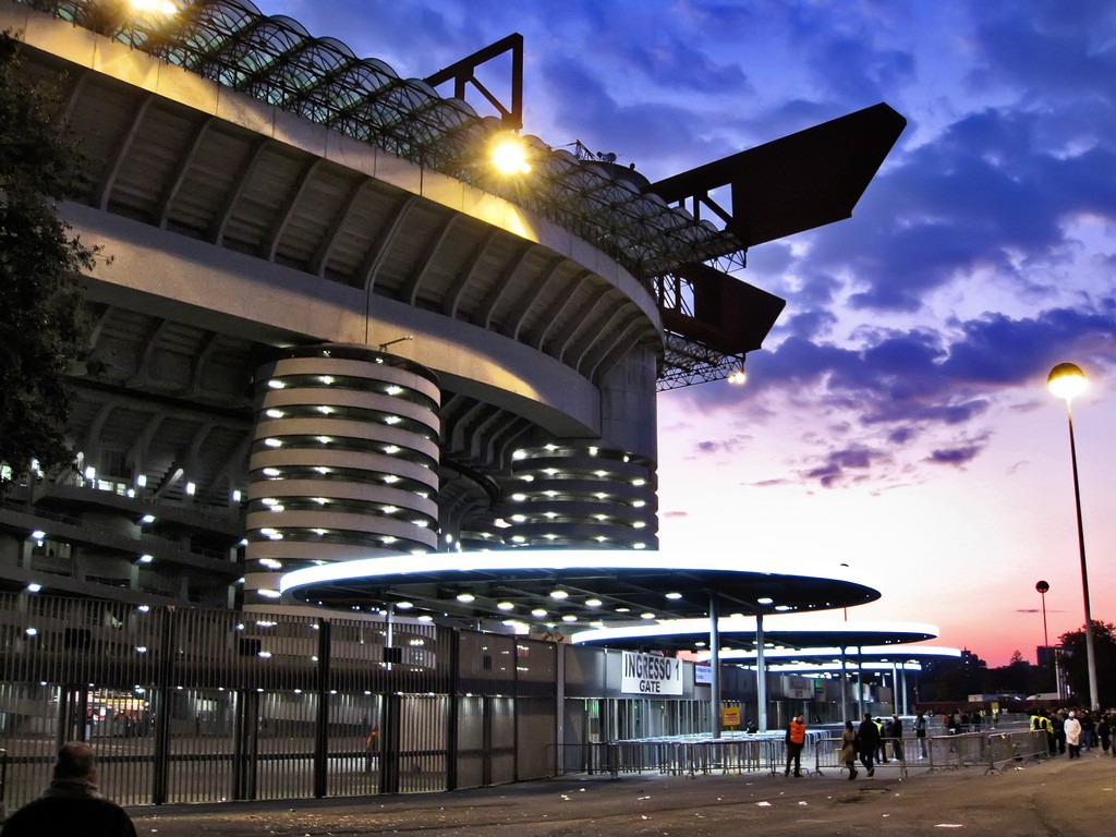 据意大利媒体报道,ac米兰和国际米兰的共用主场圣西罗球场可能会举办