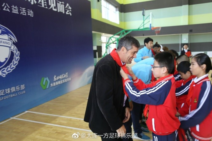 走进校园,一方球员指导小队员 - 大连一方|卡罗