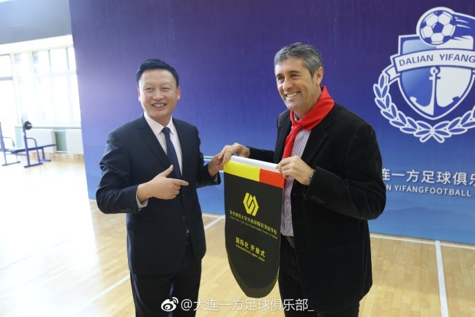 走进校园,一方球员指导小队员 - 大连一方|卡罗