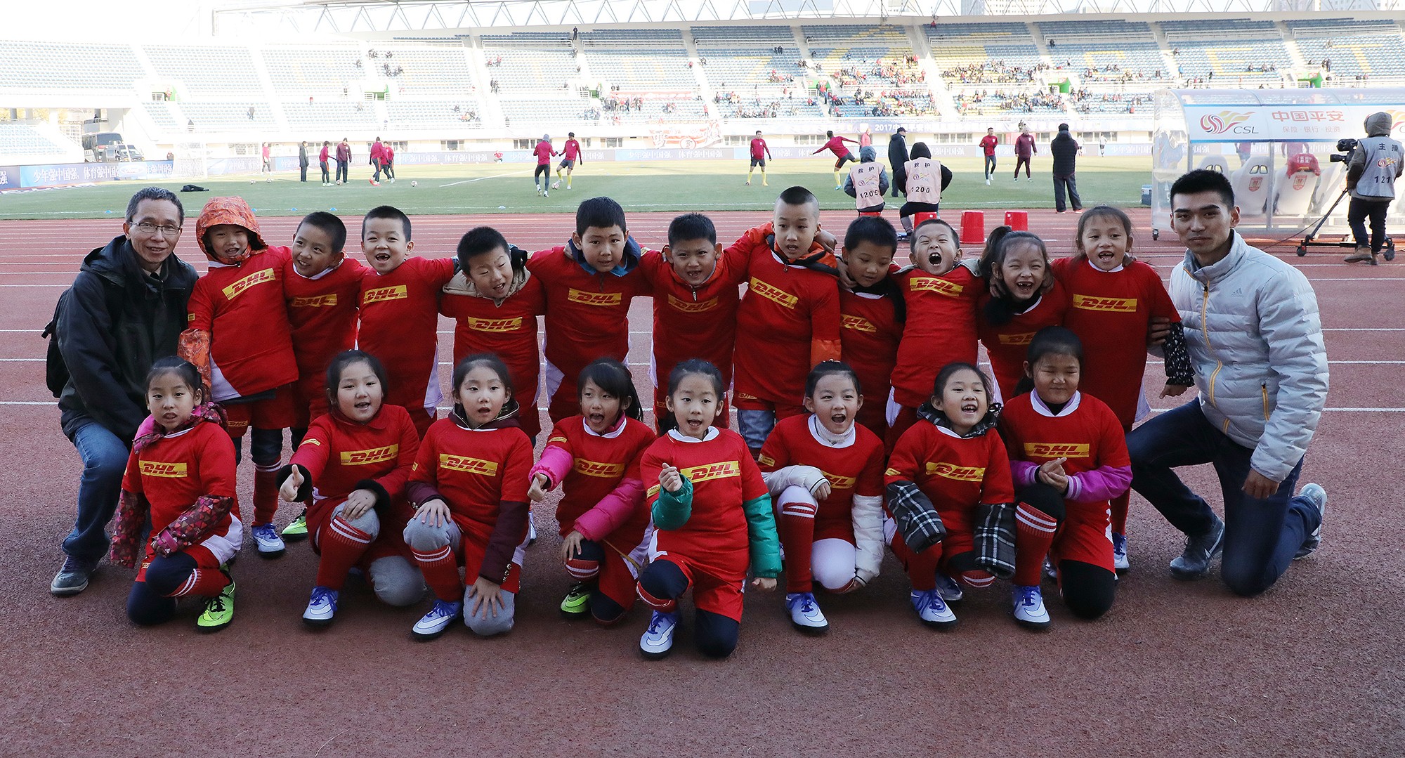 大手温暖小手 东师东安25名小球童感受足球正能量