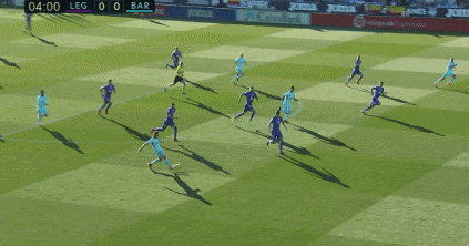 巴萨左路角球开出,禁区内头球顶了一下,后点位置梅西迎球来一脚抽射