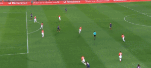 突入禁区被防守队员撞倒,裁判判罚点球,随后内马尔亲自操刀主罚命中