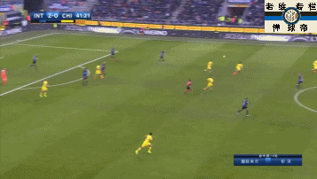 (图)马里奥在反击中的高速带球推进