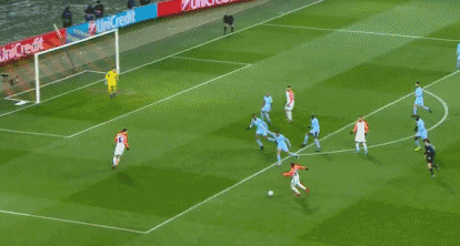 第31分钟,伊斯梅利趟过门将推射空门,矿工2-0曼城