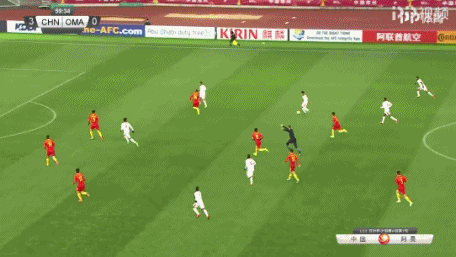 这也就展现了里皮为何欣赏何超这名球员,两脚触球自信果断,短传和长传