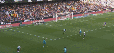 c罗禁区前摔倒后索要任意球,裁判没有理会