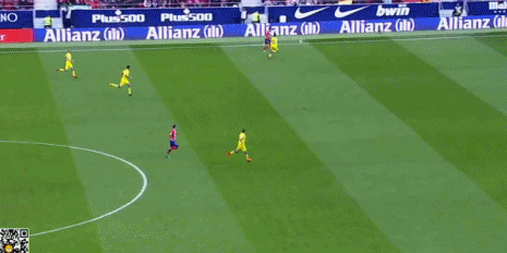 全力突破,托雷斯被绊倒制造任意球