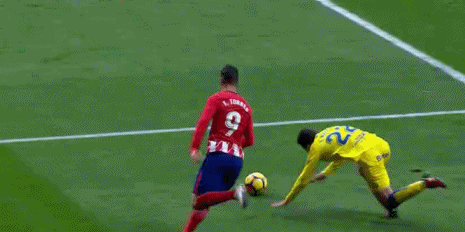 全力突破,托雷斯被绊倒制造任意球