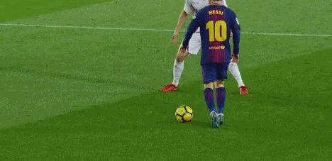 梅西穿裆直塞,苏亚雷斯前插得球后射门被挡出