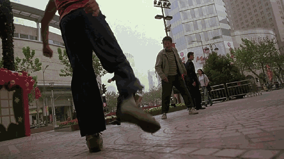 周星驰在这部电影里则饰演的是拥有金刚腿,一脚能把易拉罐踢飞几公里.