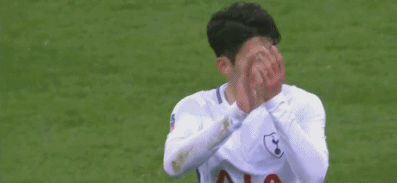     孙兴慜被换下场,球迷举起韩国