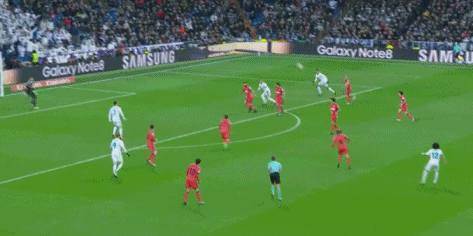 差一点,c罗凌空射门击中立柱